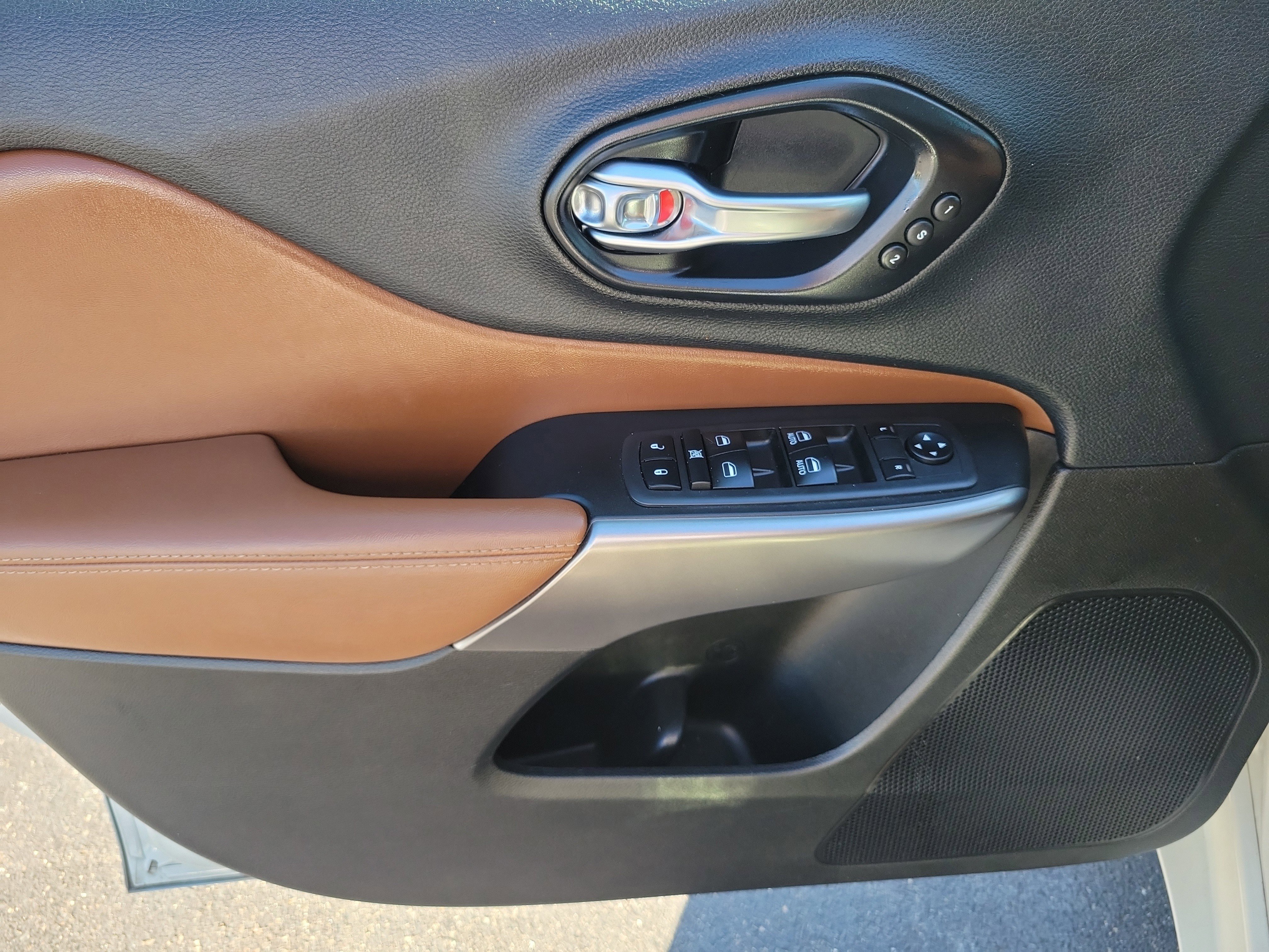 Used 2019 Jeep Cherokee Overland w/ Technology Group image 16