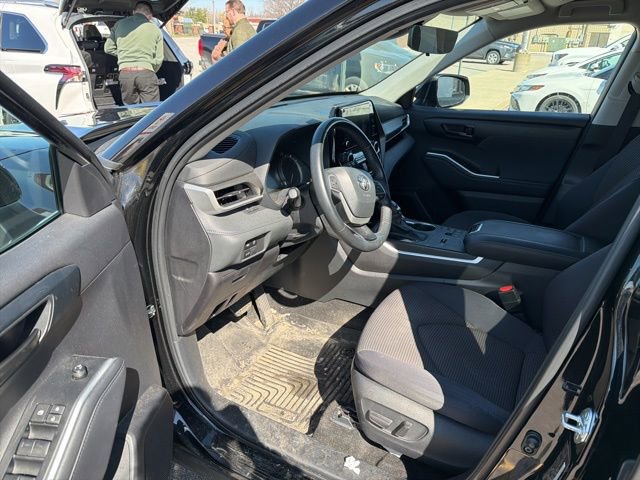 Used 2023 Toyota Highlander LE FWD image 8