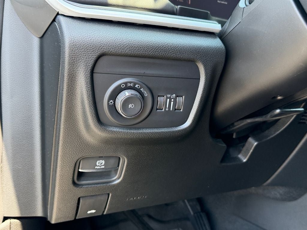 Used 2024 Jeep Grand Cherokee Limited w/ Black Appearance Package AWD/4WD image 19