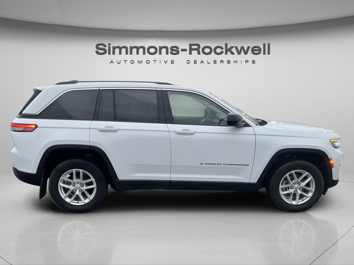 Used 2023 Jeep Grand Cherokee Laredo X image 8