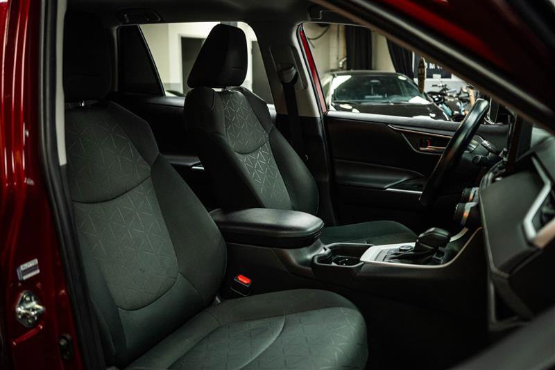 Used 2021 Toyota RAV4 XLE w/ Carpet Mat Package (TMS) image 14