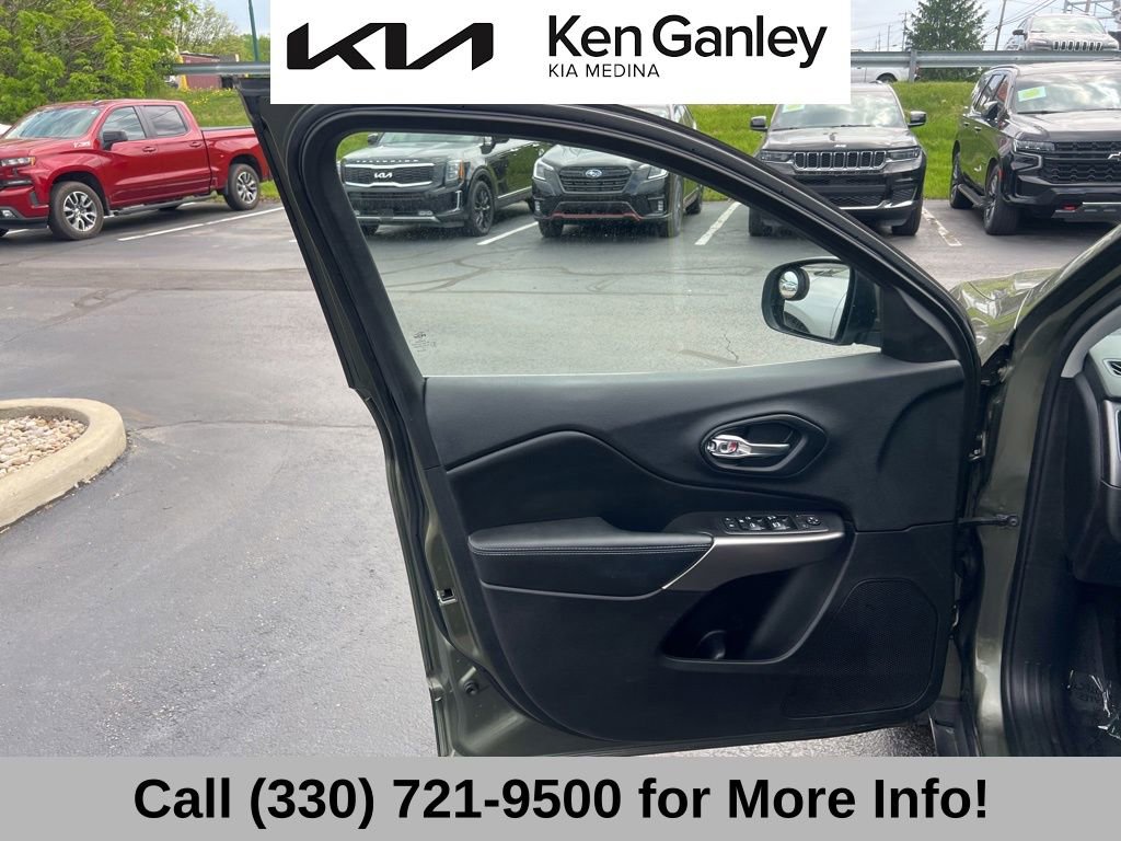 Used 2019 Jeep Cherokee Latitude Plus w/ Cold Weather Group AWD/4WD image 25