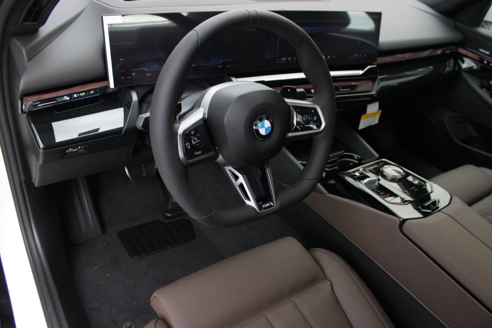 Used 2026 BMW 530i w/ M Sport Package RWD image 4