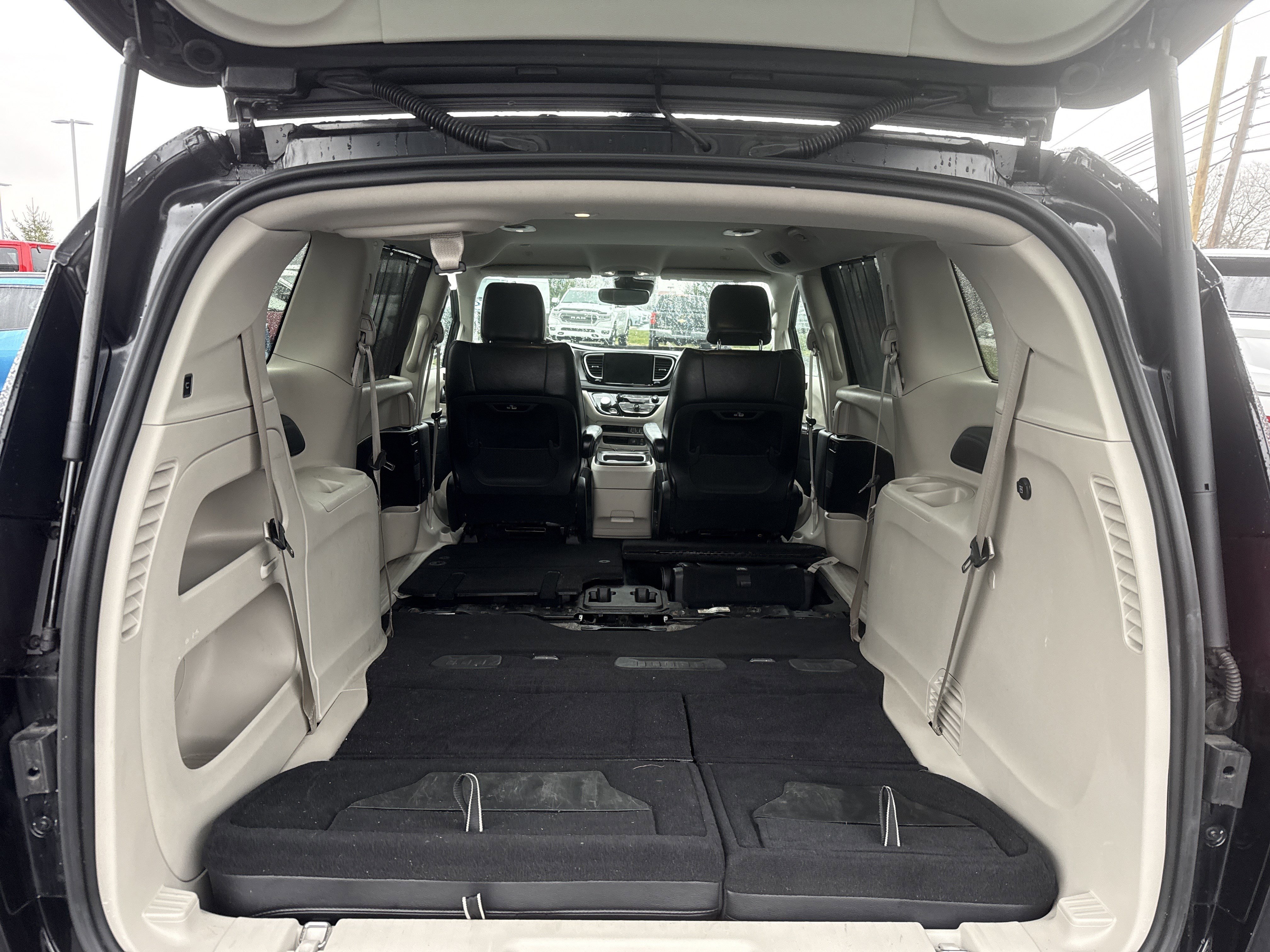 Used 2022 Chrysler Pacifica Touring-L image 10