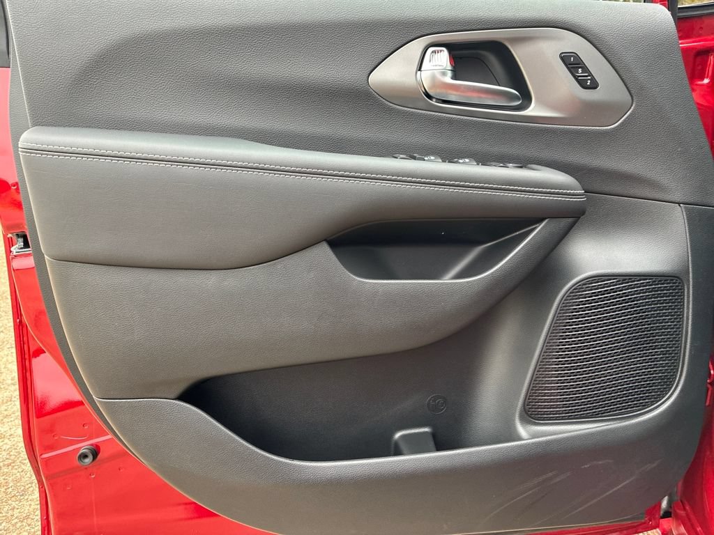 New 2026 Chrysler Pacifica Select w/ S Appearance Package FWD image 11