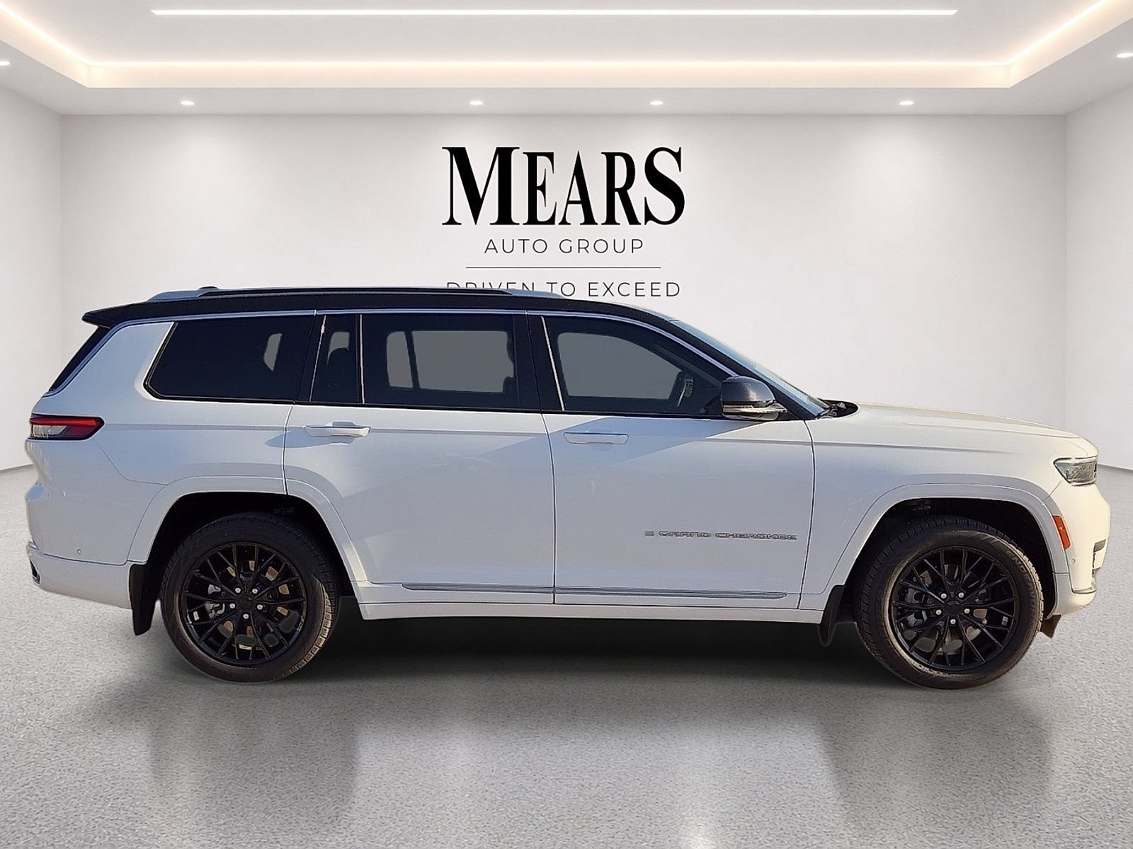 Used 2023 Jeep Grand Cherokee L Summit w/ MOPAR Finishing Package AWD/4WD image 6