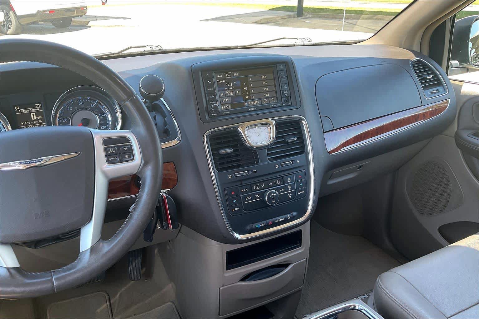 Used 2016 Chrysler Town & Country Touring FWD image 7