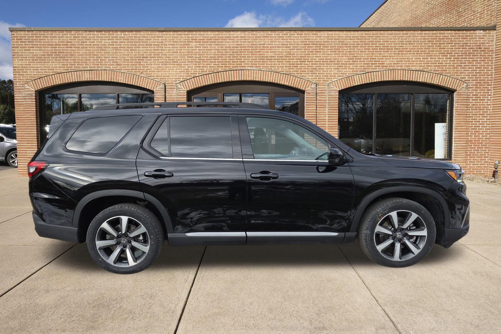 Used 2023 Honda Pilot Elite image 2