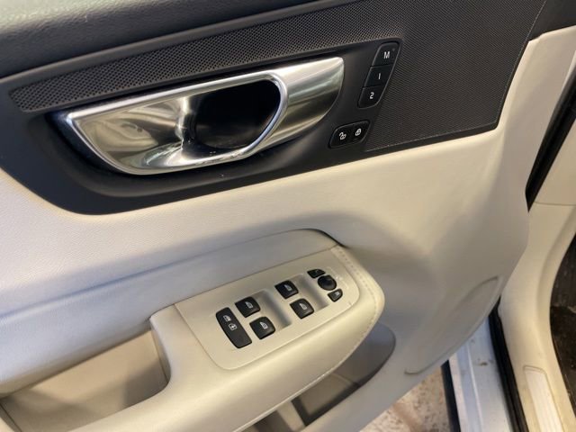 Used 2023 Volvo XC60 B5 Plus image 8