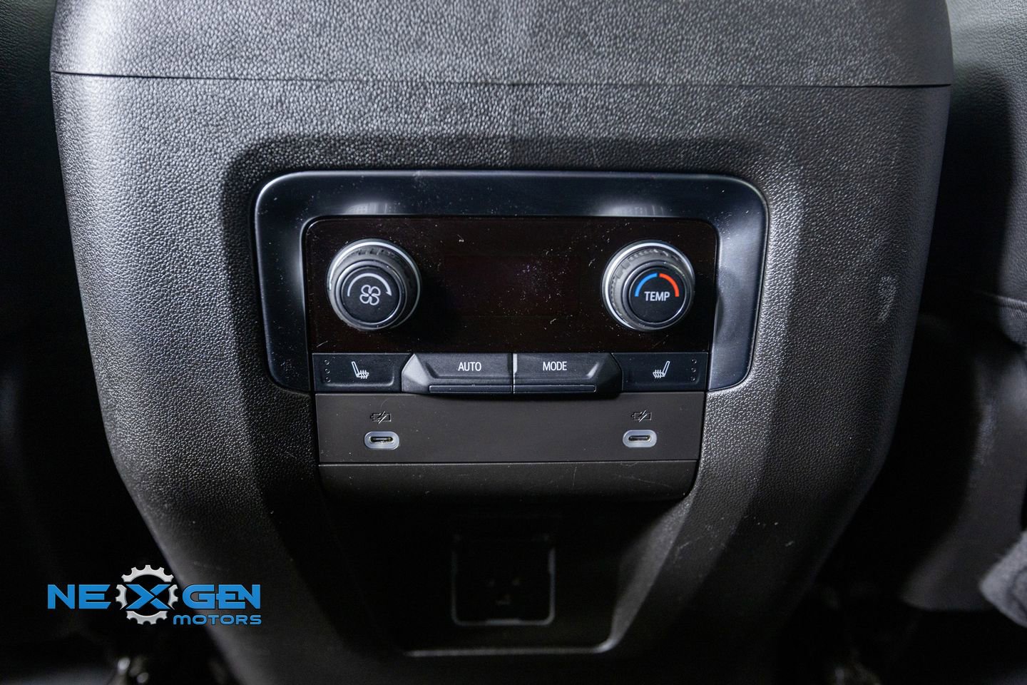 Used 2024 Chevrolet Suburban RST w/ Luxury Package AWD/4WD image 30