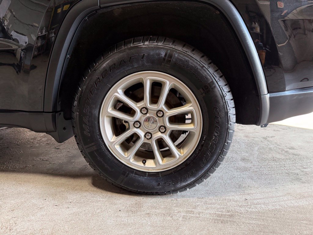 Certified 2020 Jeep Grand Cherokee Laredo AWD/4WD image 37