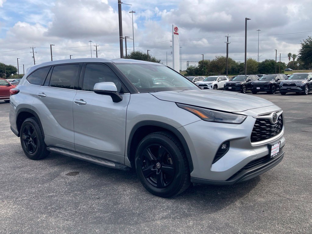 Used 2022 Toyota Highlander LE FWD image 3
