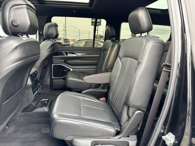 Used 2022 Jeep Wagoneer Series III w/ Premium Group I AWD/4WD image 23