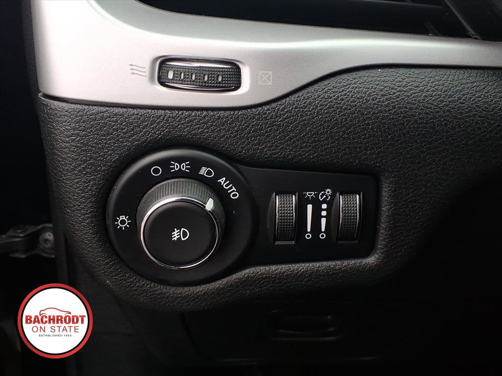 Used 2018 Jeep Cherokee Latitude Plus FWD image 19