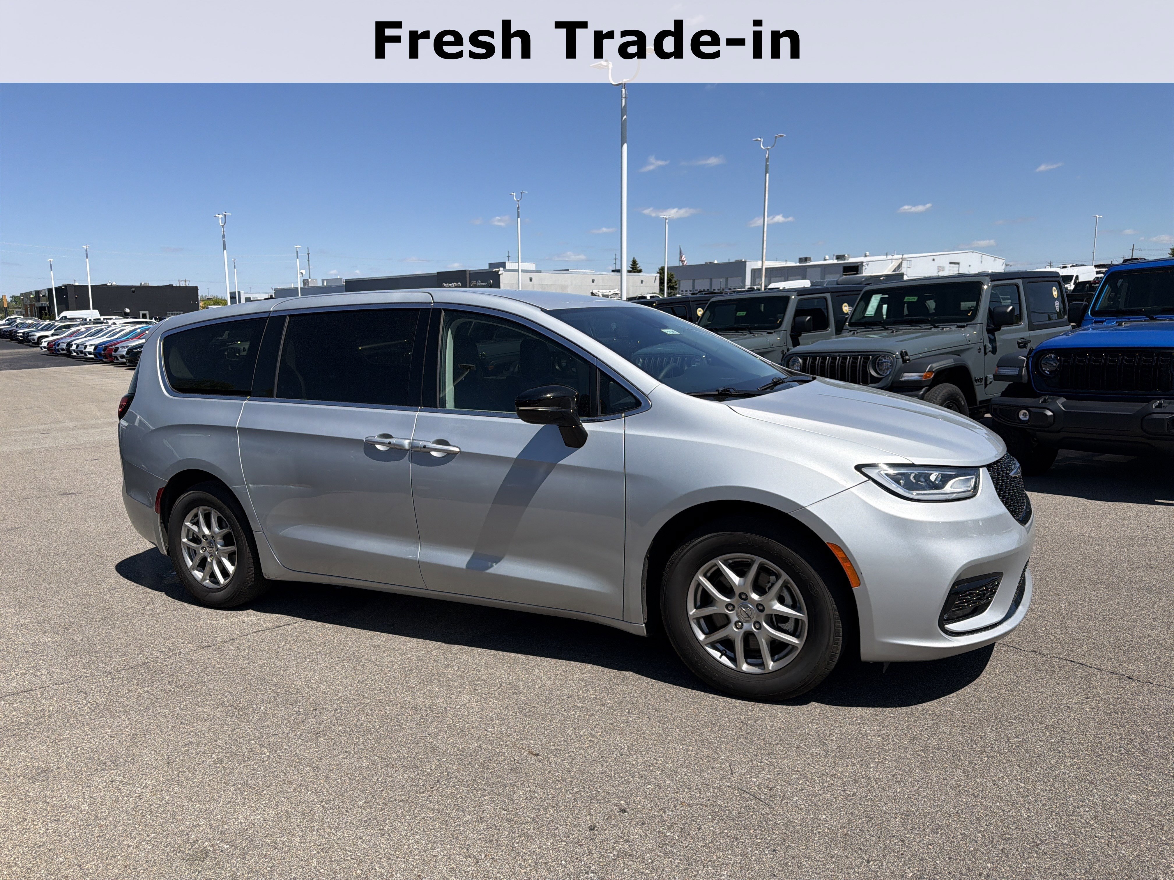 Used 2024 Chrysler Pacifica Touring-L FWD image 12