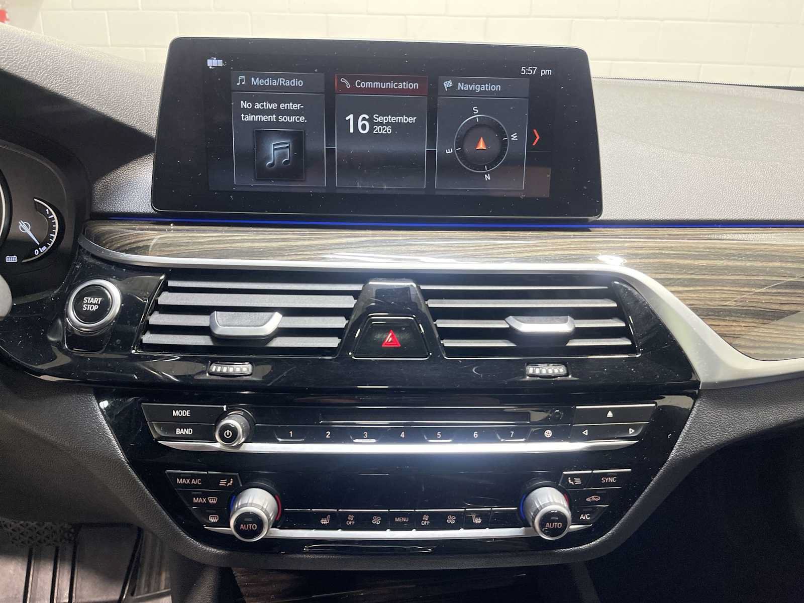 Used 2018 BMW 530e xDrive AWD/4WD image 16