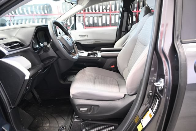 Used 2025 Toyota Sienna LE AWD/4WD image 9