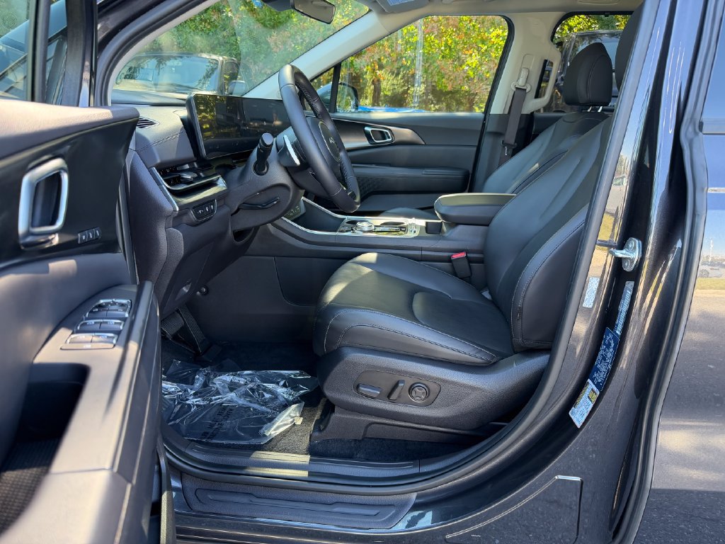 Used 2025 Kia Carnival SX w/ SX Dark Edition Package FWD image 11