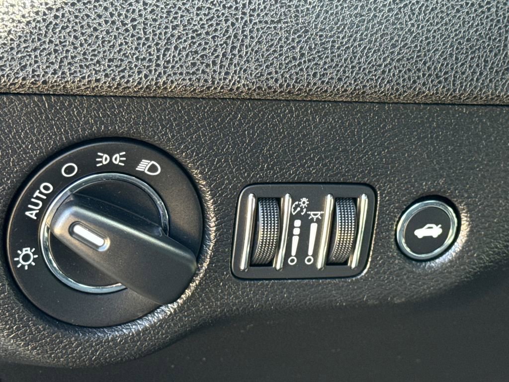 Used 2023 Chrysler 300 Touring w/ Sport Appearance Package image 21