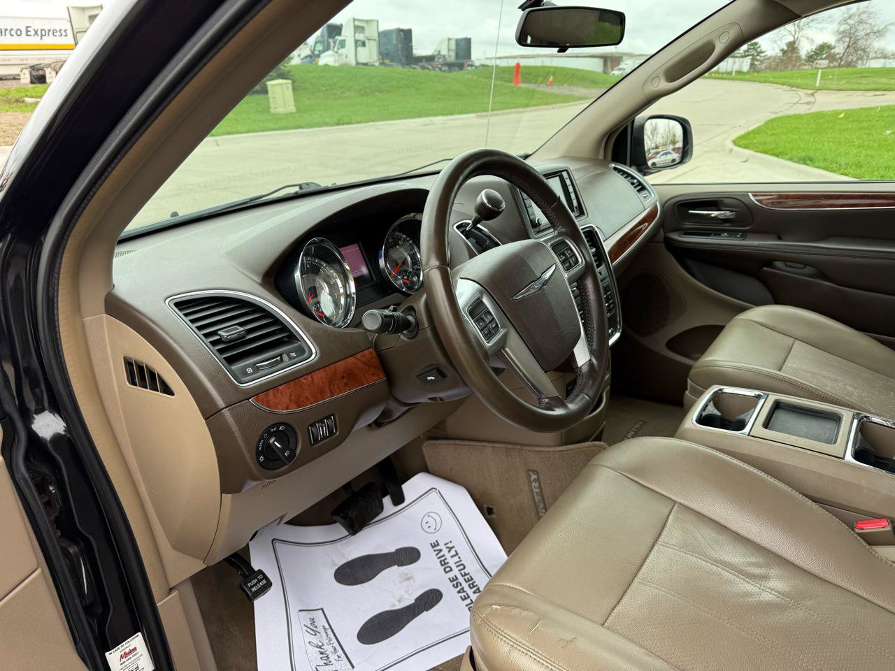Used 2011 Chrysler Town & Country Touring-L w/ Entertainment Group #2 FWD image 11