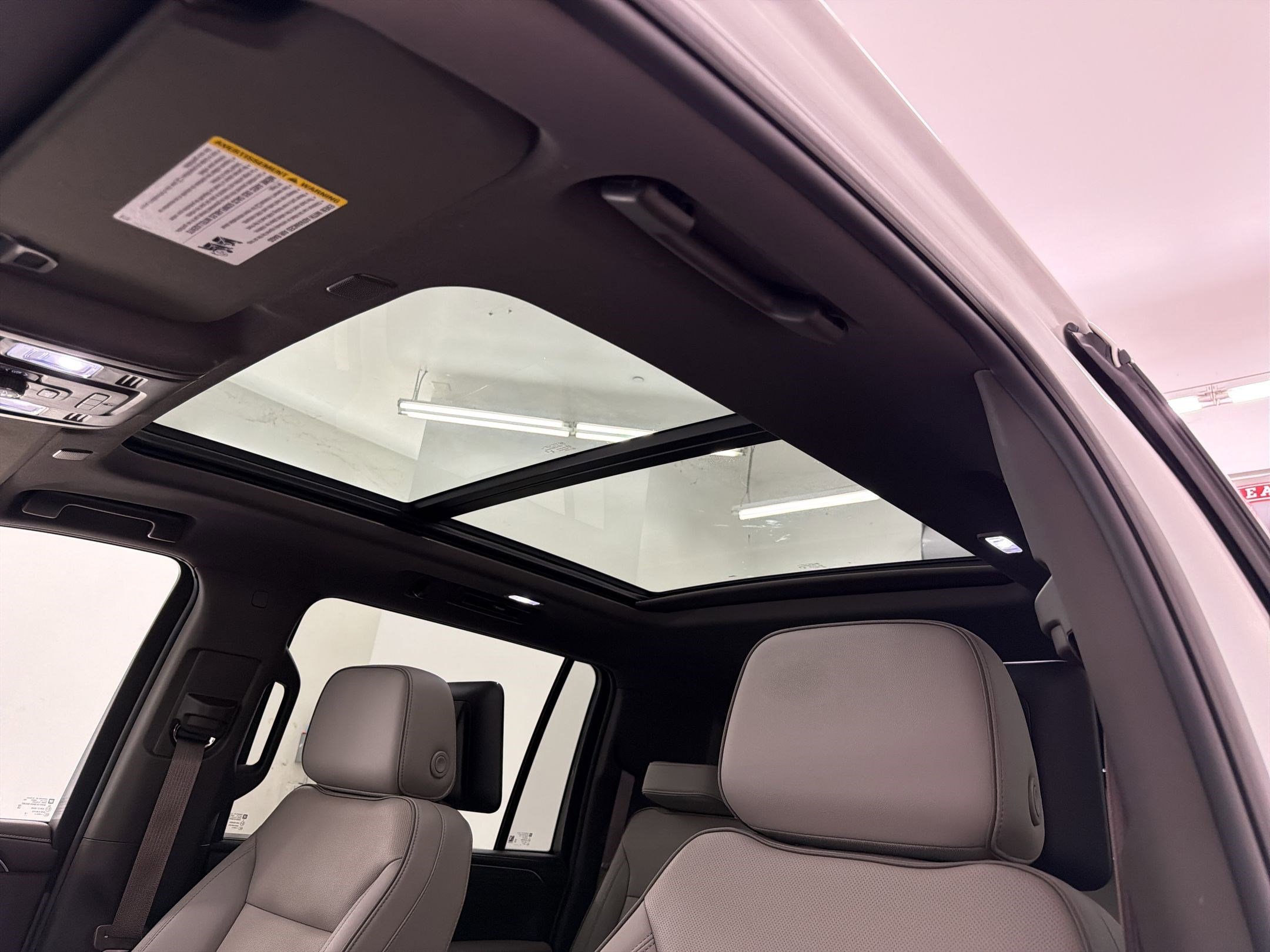 Used 2024 GMC Yukon XL SLT w/ SLT Premium Package AWD/4WD image 15