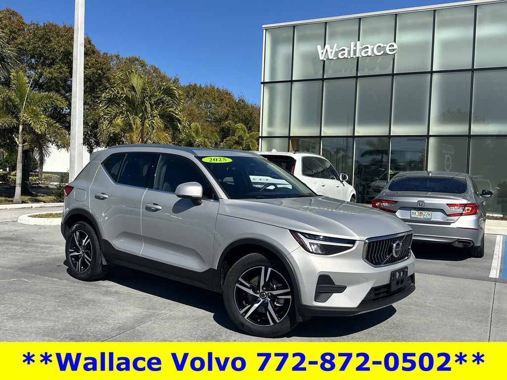 Used 2025 Volvo XC40 B5 Core image 1