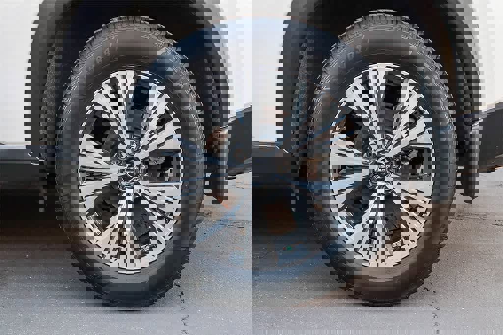 Used 2023 Nissan Rogue SV image 10