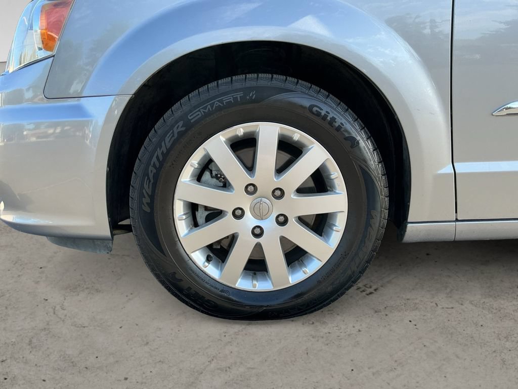 Used 2016 Chrysler Town & Country Touring FWD image 9