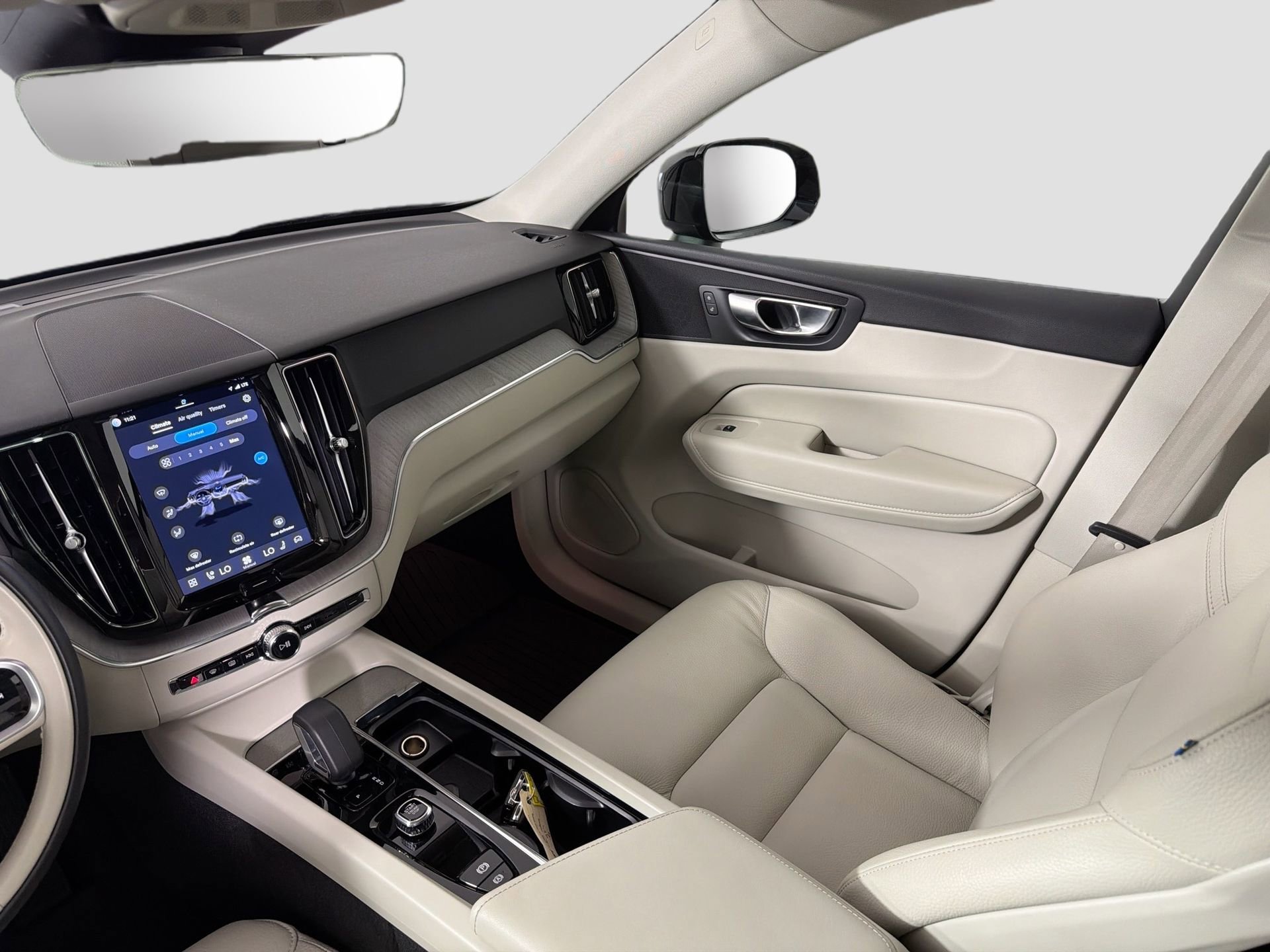 Certified 2024 Volvo XC60 B5 Plus w/ Protection Package Premier AWD/4WD image 24