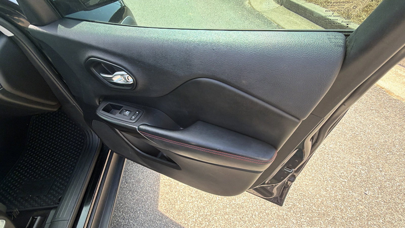 Used 2019 Jeep Cherokee Trailhawk image 18