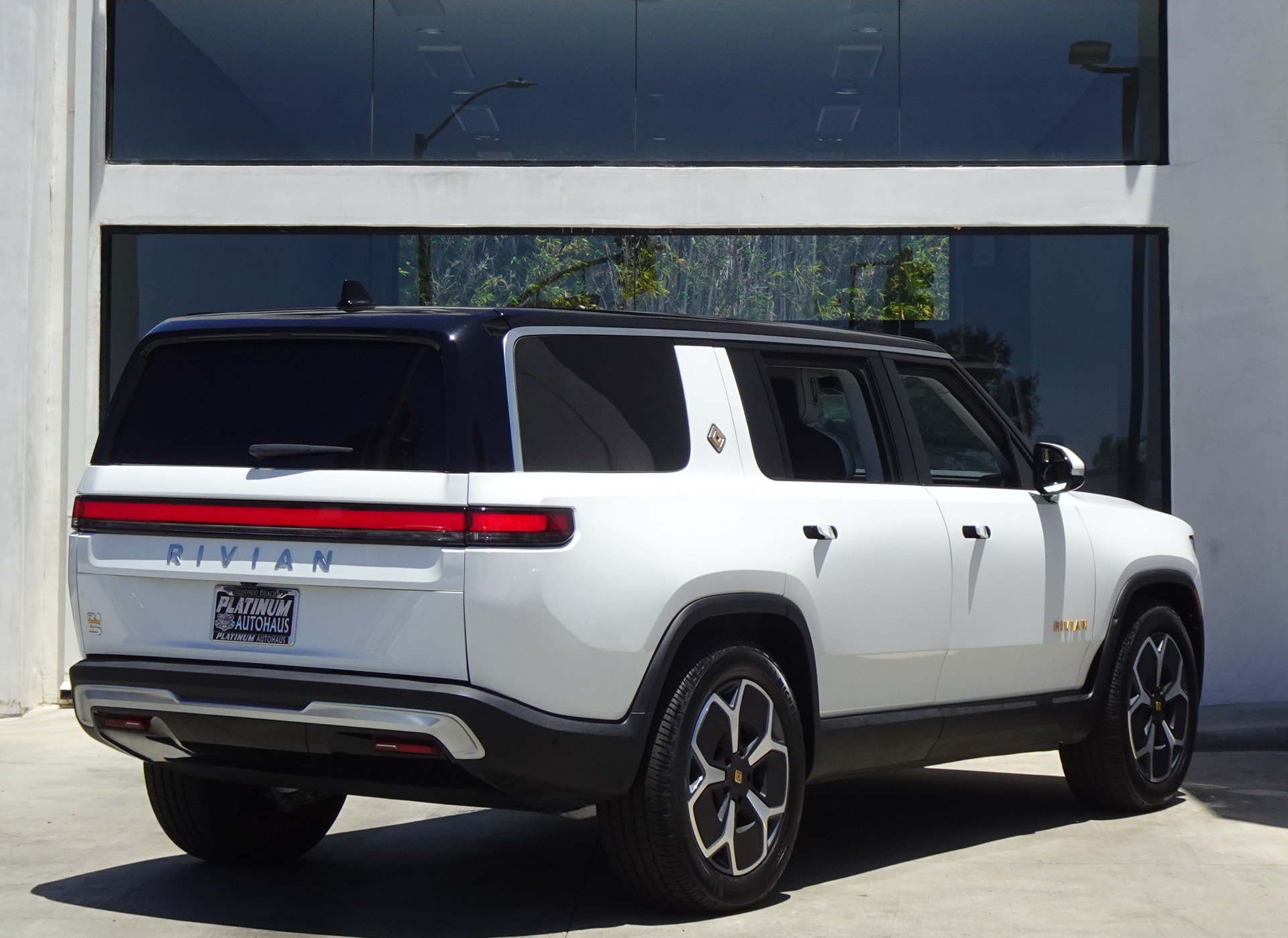 Used 2024 Rivian R1S Adventure AWD/4WD image 7