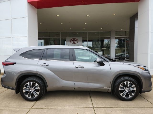 Certified 2025 Toyota Highlander XLE image 3