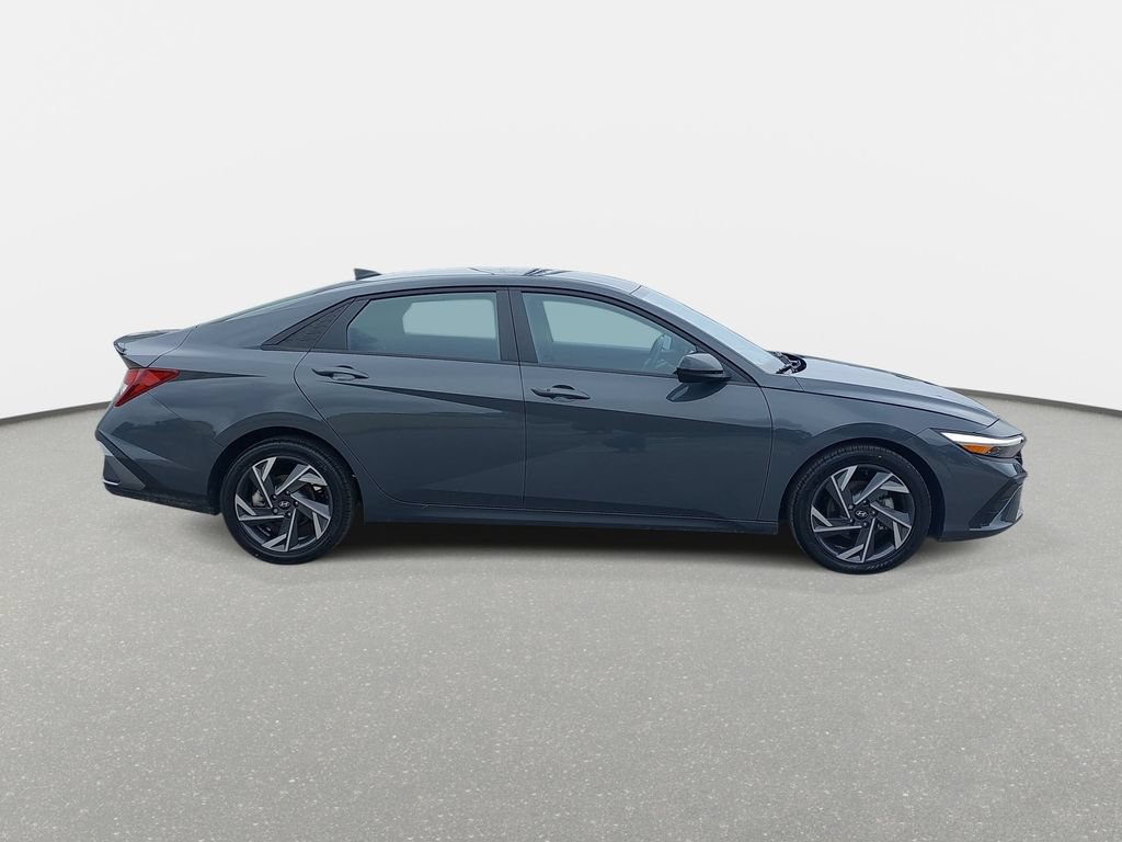 Used 2025 Hyundai Elantra Sport FWD image 4