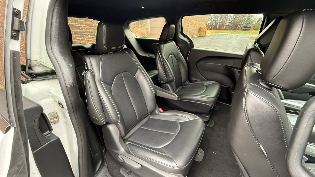 Used 2024 Chrysler Pacifica Select FWD image 21