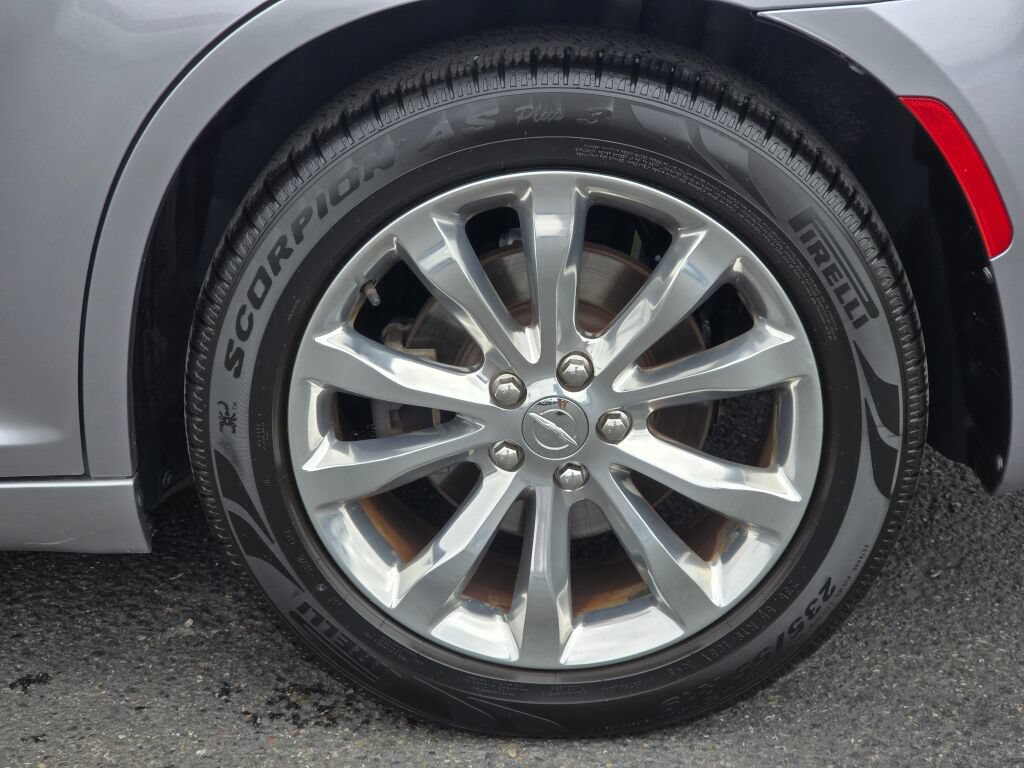 Used 2018 Chrysler 300 Limited AWD/4WD image 10