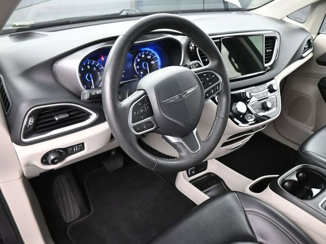 Used 2023 Chrysler Pacifica Touring-L image 21