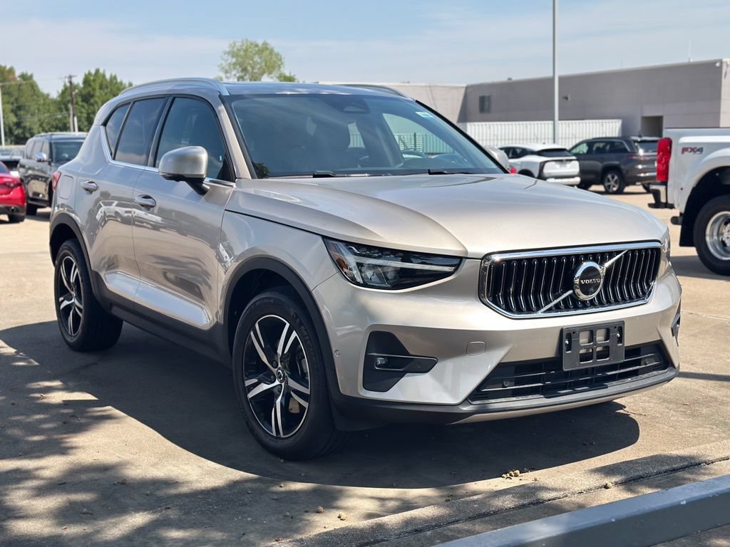 Used 2023 Volvo XC40 B5 Plus AWD/4WD image 2