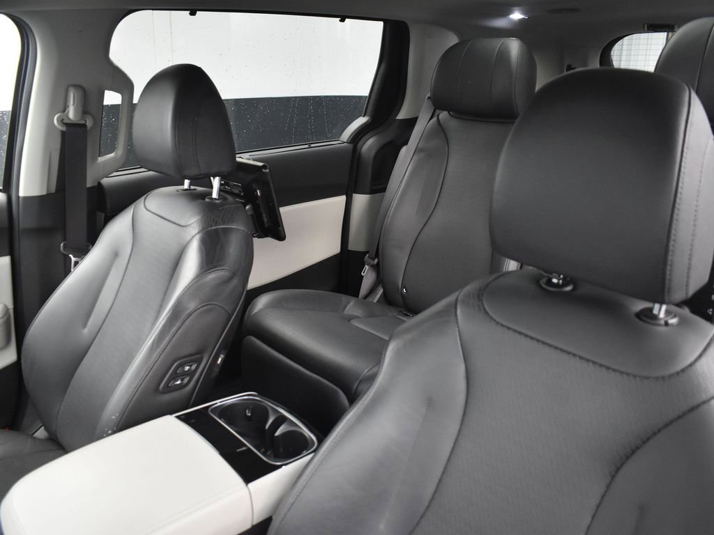 Used 2022 Kia Carnival SX Prestige image 14