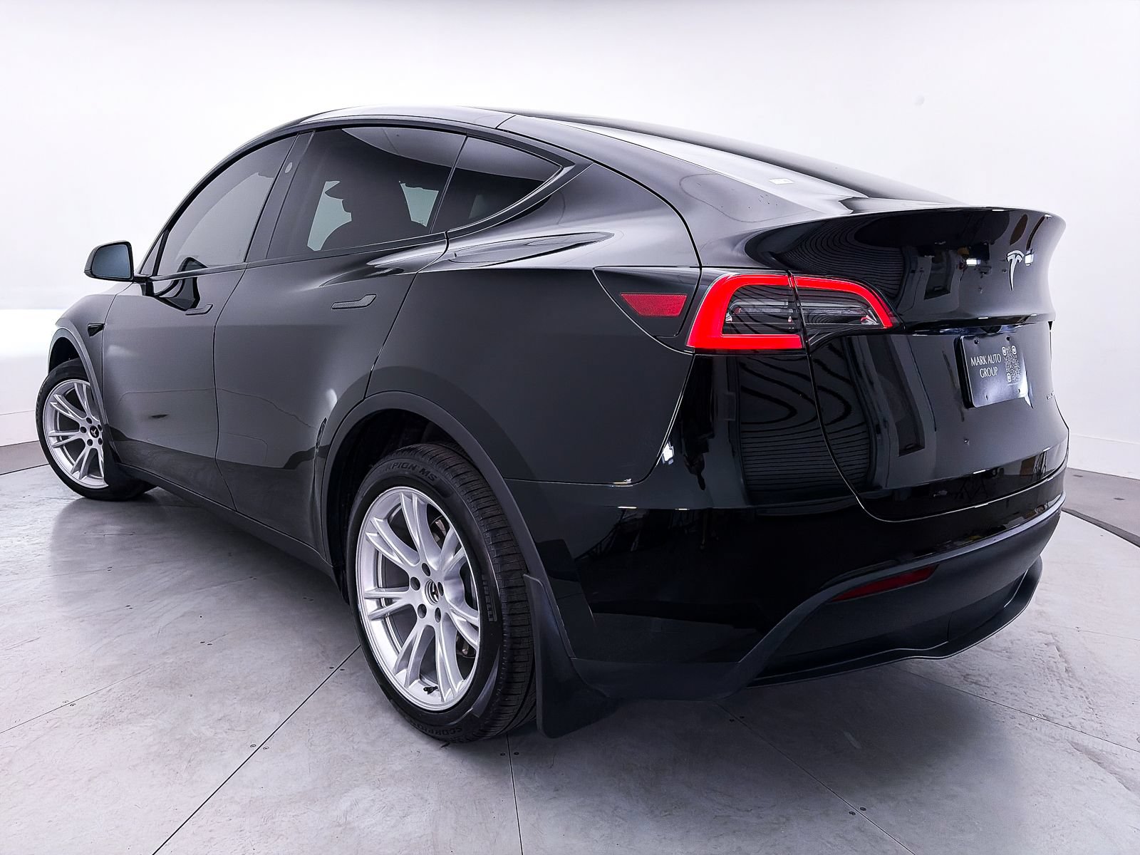 Used 2024 Tesla Model Y Long Range AWD/4WD image 2