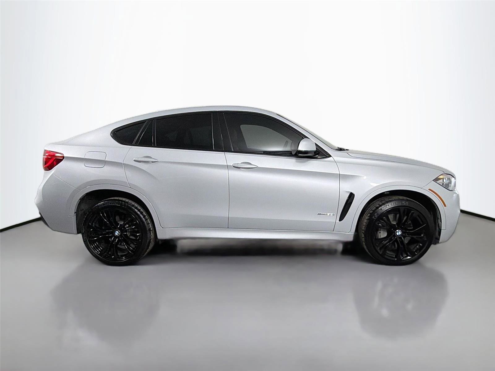 Used 2017 BMW X6 xDrive50i w/ M Sport Package AWD/4WD image 4
