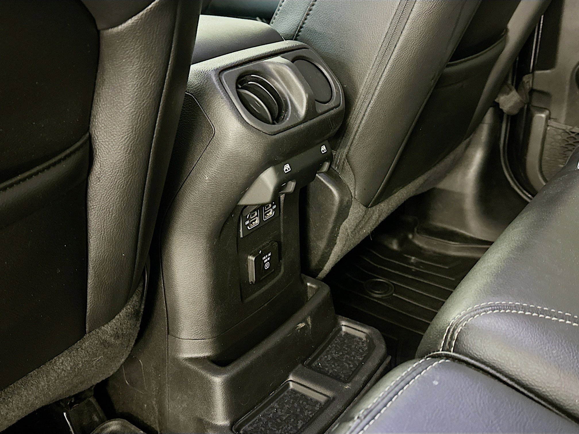 Used 2022 Jeep Wrangler Sahara w/ Cold Weather Group image 28