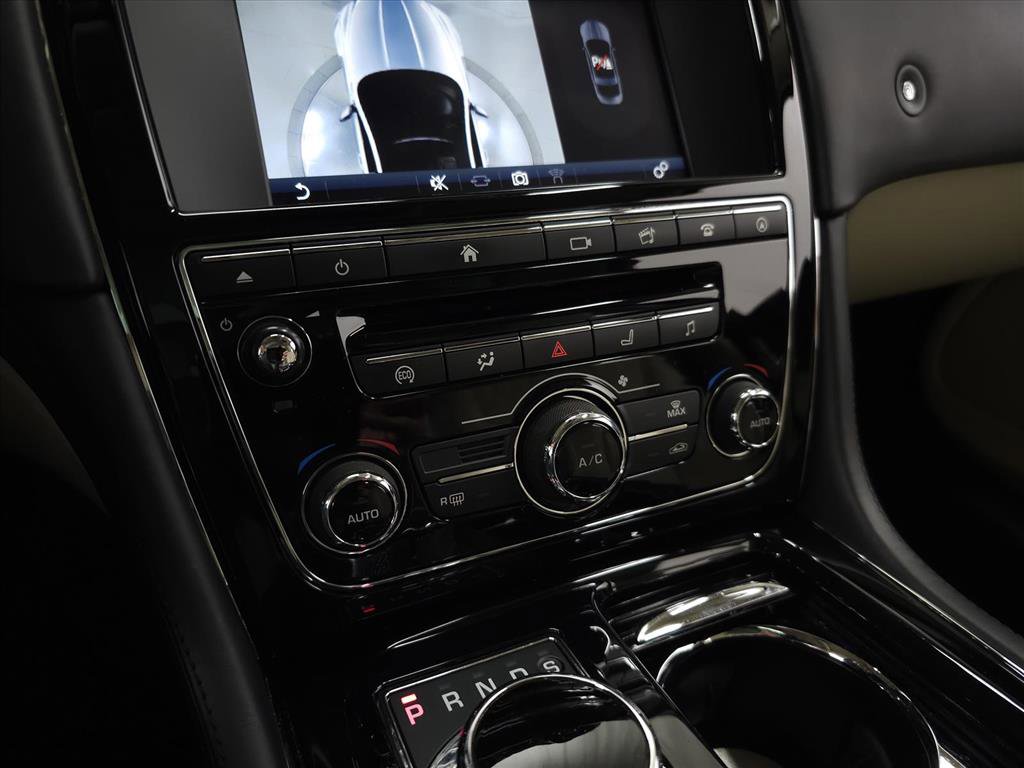Used 2016 Jaguar XJ L Portfolio image 30