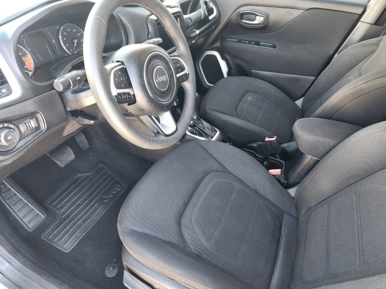 Used 2018 Jeep Renegade Latitude FWD image 8