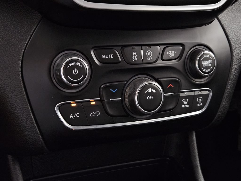 Used 2019 Jeep Cherokee Latitude Plus FWD image 15