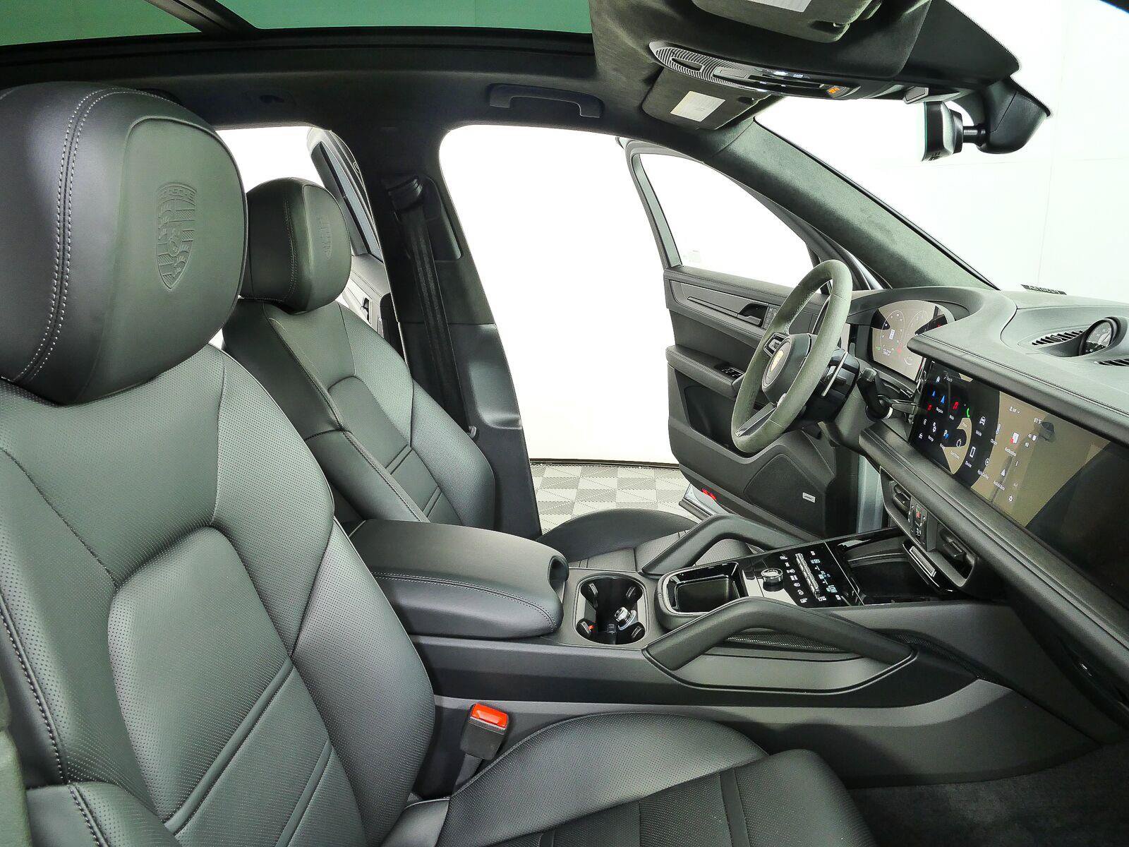 Certified 2025 Porsche Cayenne GTS AWD/4WD image 22