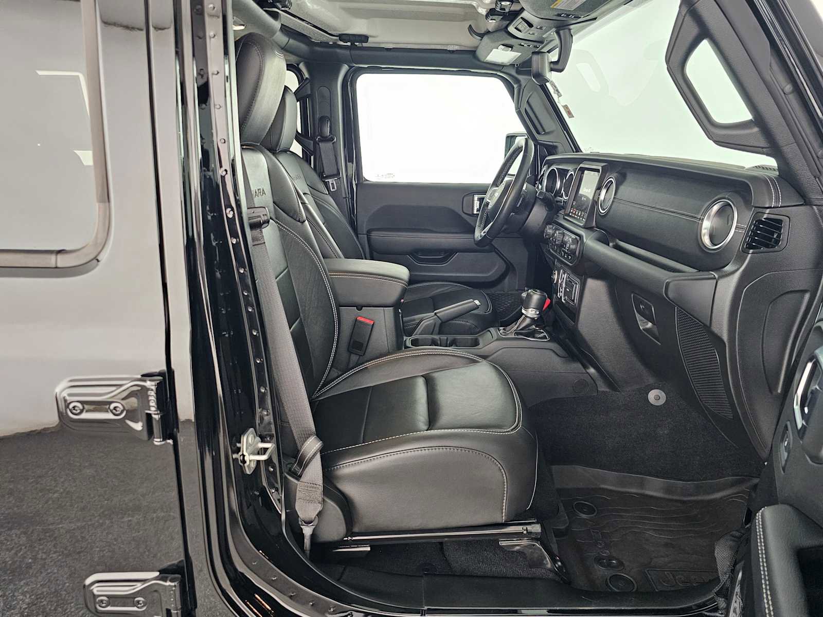 Used 2023 Jeep Wrangler Sahara w/ Cold Weather Group image 10