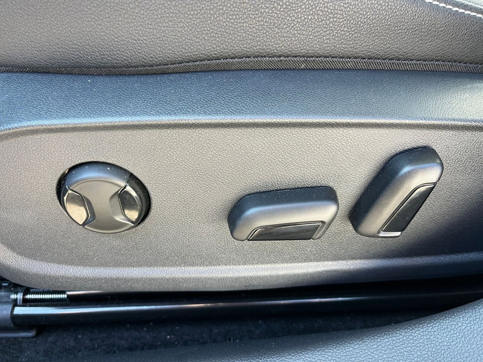 Used 2025 Volkswagen Jetta SE image 23