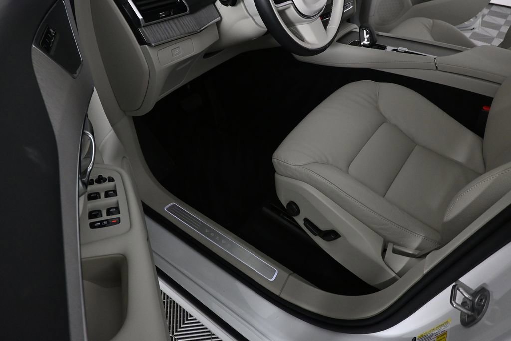 Used 2025 Volvo XC90 B5 Plus w/ Protection Package Premier AWD/4WD image 7