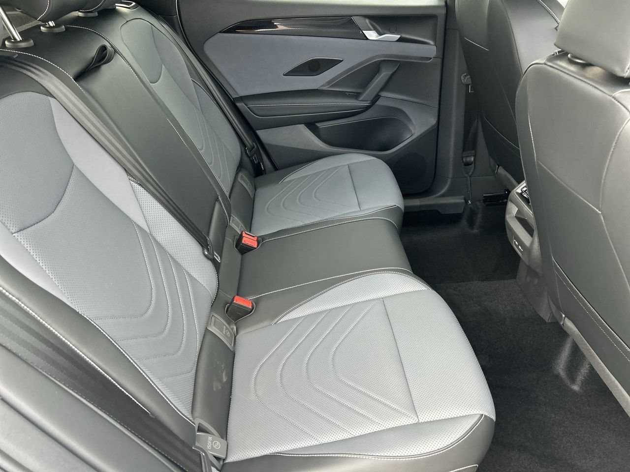 New 2026 Volkswagen Tiguan SE R-Line FWD image 9