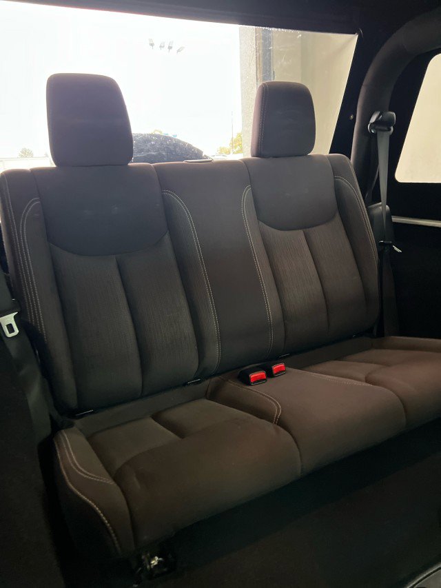 Used 2015 Jeep Wrangler Rubicon w/ Power Convenience Group image 12